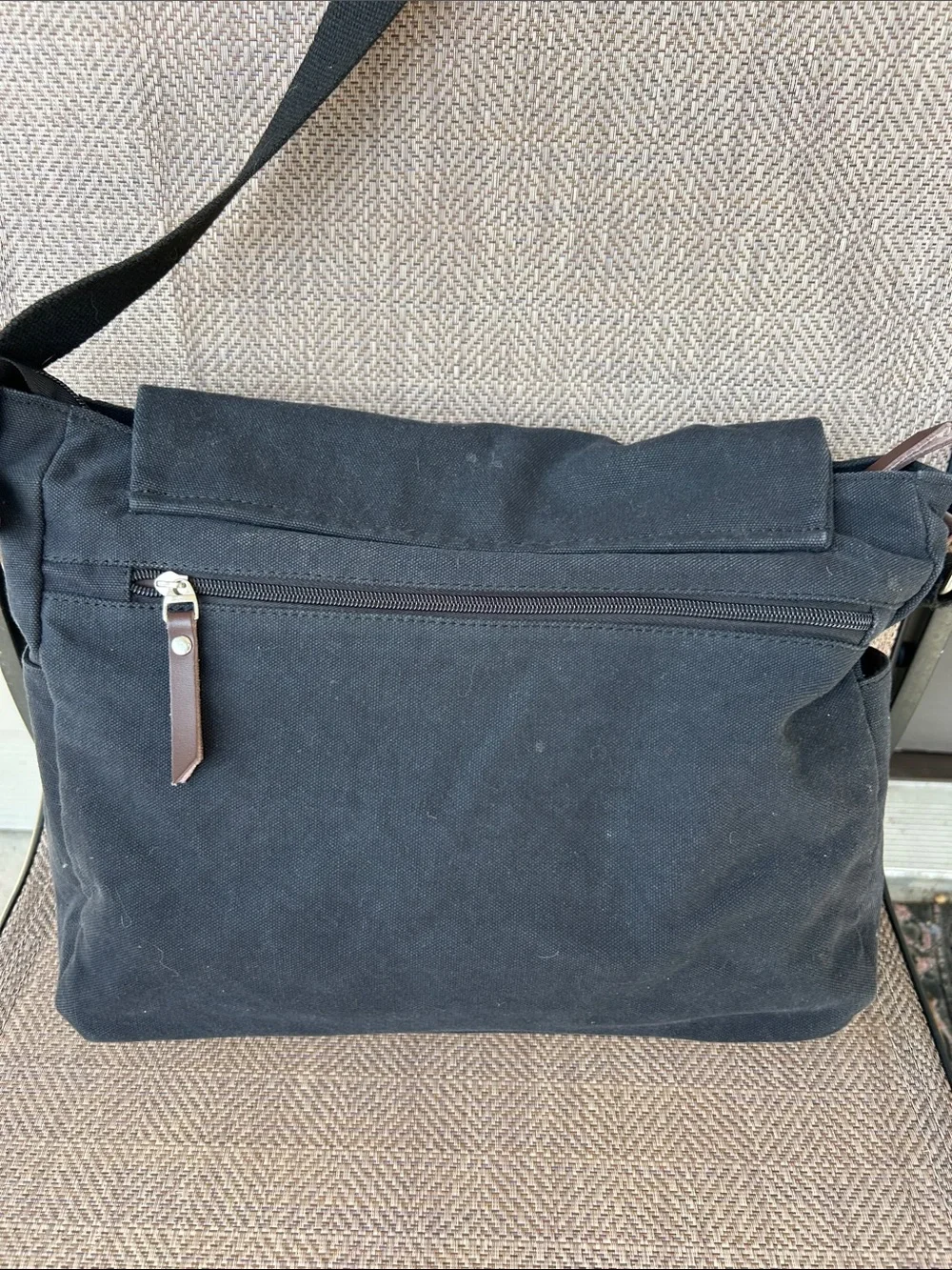 Ibagbar black canvas